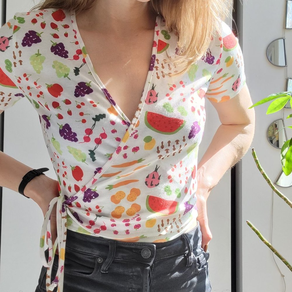 Lisa Says Gah wrap top in Farmers Market print